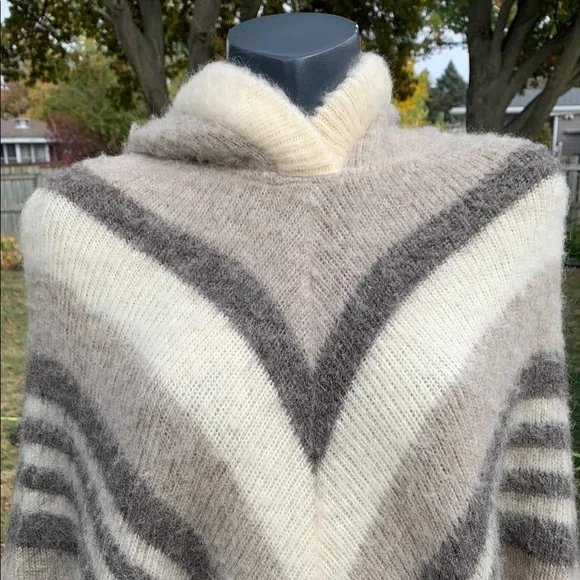 Vintage Hilda Ltd Hooled Poncho - Fuzzy Wool Statement Piece - Picture 8 of 13
